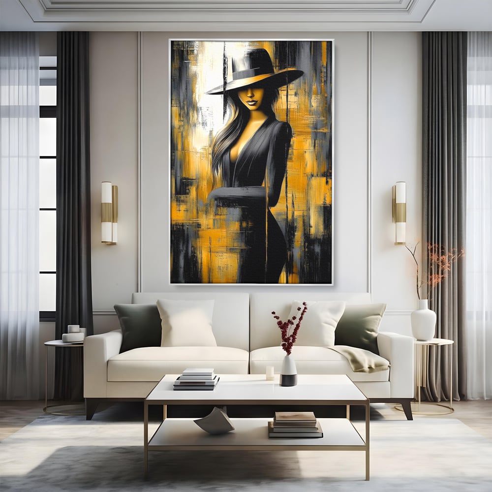 Tablou canvas cu tablou canvas cu silueta feminina si palarie, in rama de aluminiu argintiu, pe perete intr-un living